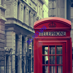 Lámina de decoupage que muestra una cabina telefónica roja en una calle histórica.