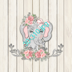 Lámina de decoupage con un elefante gris decorado con flores rosadas sobre un fondo de madera clara.