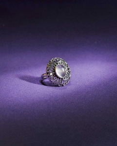 A 860 - Anillo de Plata 925 - Roseta Labrada con Piedra de la Luna