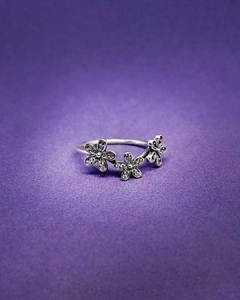 A 901 - Anillo de Plata 925 - 3 Flores en relieve con microcubics