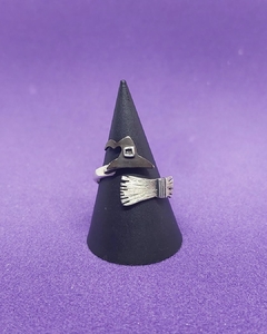 A 940 - Anillo de Plata 925 - Diseño Artesanal @dahojoyas - Sombrero y escoba de bruja - Hallowen - Ajustable - comprar online