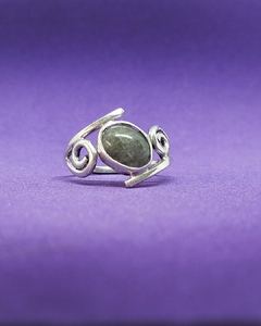 A 964 - Anillo de Plata 925 - Diseño Artesanal @dahojoyas - Piedra Labradorita engarzada con zarcillos de plata