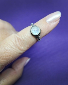 A 988 - Anillo de Plata 925 - Piedra de la Luna engarzada con omegas en internet