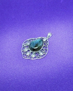 D 1069 - Dije de Plata 925 - Gota de Labradorita con borde de puntilla y gotas de plata