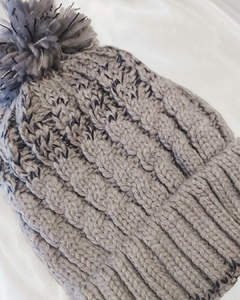 GO 653 - Gorro de lana mitad jaspeado con pompón Gris y Negro - Interior de Piel Sintética en internet