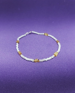 P 652 - Pulsera Bijou - Mostacillas natural con detalles dorados - Enhebradas en hilo de acero