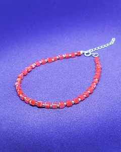 P 681 - Pulsera con Cristales cuadrados Rojo Tornasol y bolitas de plata