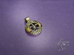 SS 53 - Dije de Plata 925 - Empavonada - Redondo con guarda griega Flor de Lis y detalles de oro (18 mm)