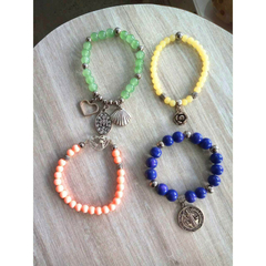 PULSERAS BOLITAS DE VIDRIO CON DIJES - comprar online