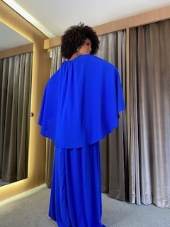 LOCAÇÃO Vestido azul royal com capa na internet