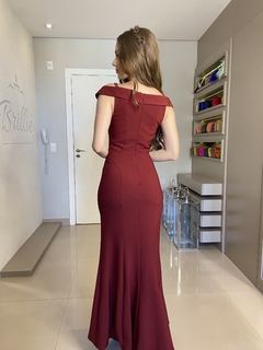 LOCAÇÃO Vestido Marsala com fenda na internet