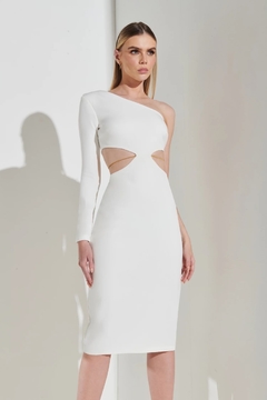 LOCAÇÃO Vestido Midi Branco com recortes e corrente dourada