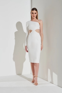 LOCAÇÃO Vestido Midi Branco com recortes e corrente dourada na internet