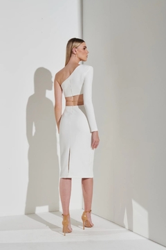 LOCAÇÃO Vestido Midi Branco com recortes e corrente dourada - Brilliê