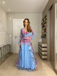 LOCAÇÃO Vestido azul estampado floral e manga longa