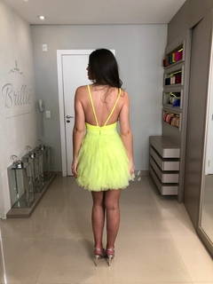 LOCAÇÃO Vestido curto verde neon paetês e tule na internet