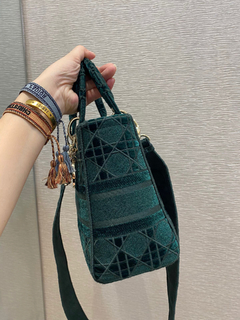 BOLSA LADY MEDIUM D-LITE EM CANNAGE BORDADO VELVET GREEN 2020 - loja online