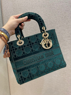 BOLSA LADY MEDIUM D-LITE EM CANNAGE BORDADO VELVET GREEN 2020