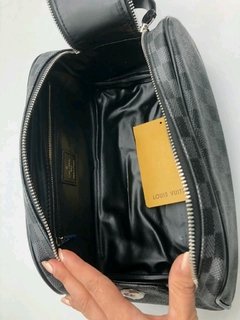 Nécessarie LV - Linha Premium - Réplicas de Bolsas Grifes Famosas