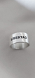 Anillo Cinta - 10mm - Palabra Grabada - Living Symbol