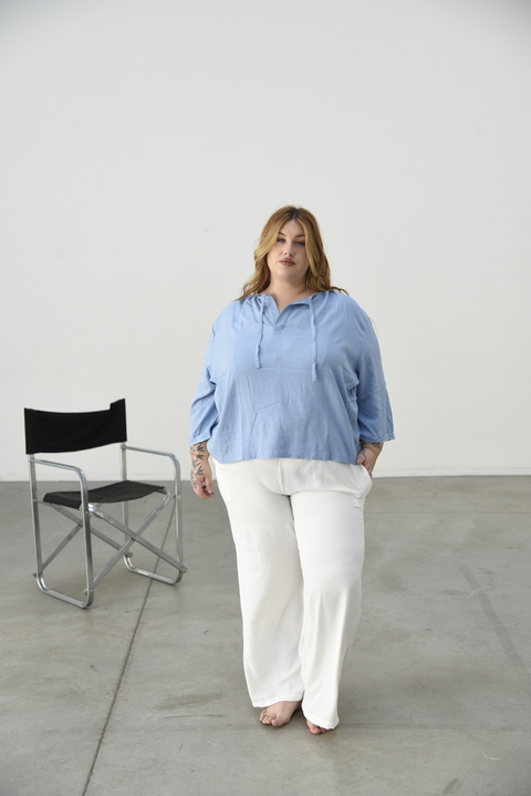Blusa Camila celeste. Lino con spandex. Talle único. Jean Mom blanco #blusas #outfit#moda#envios#showroom#jeans#lino