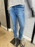 Jeans tobillero elastizado localizado con tajo en botanas y roturas