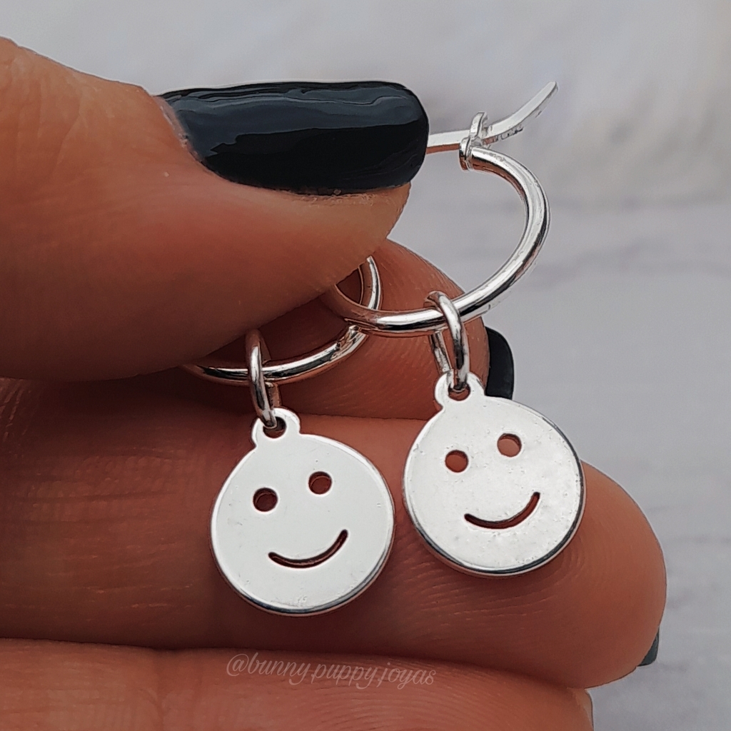 Argollitas con Dije Smile Carita Emoji Acero Blanco