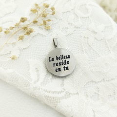 AQ Dije 123 | Frase "La belleza reside..."