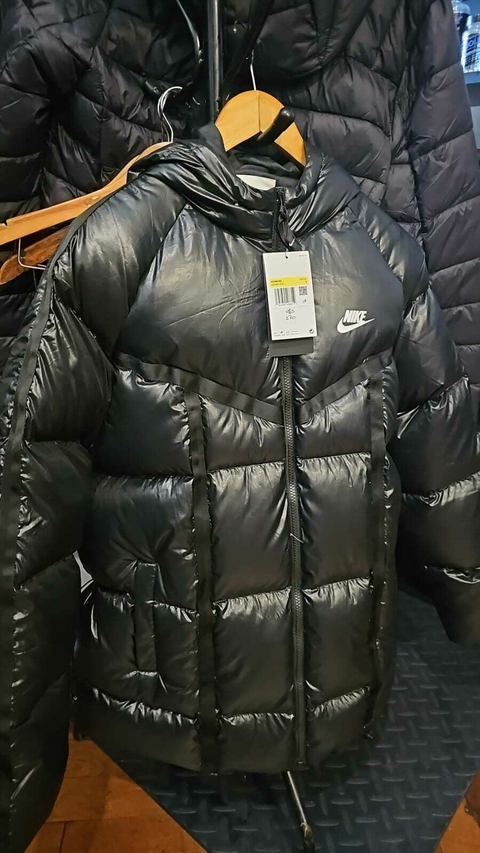 Campera puffer negra Nike TALLE S (PRECIO EXPRESADO EN DOLARES)