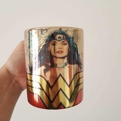 Caneca dourada espelhada mulher maravilha