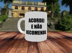 Caneca Acordei E Não Recomendo