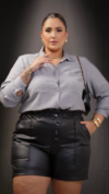 Camisa Feminina Plus Size com Bolso Diva