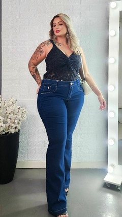 Calça Feminina Plus Size Jeans Flare na internet