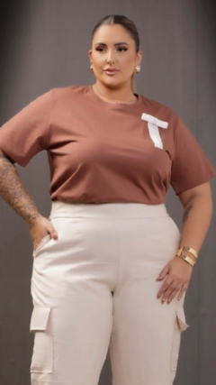 T-shirt Feminina Plus Size com Laço