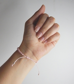 Pulsera Macrame rosa con bolitas en internet