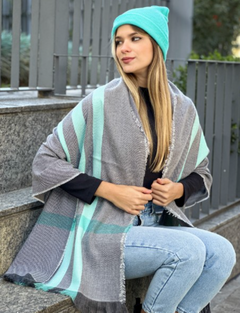 Ruana gris con rayas verde aqua