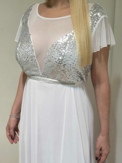 VESTIDO LARGO DE MICROTUL CON MANGAS BUSTO DE LENTEJUELA COMBINADO CON TRANSPARENCIAS Y VIENE CON CINTO DE STRASS en internet