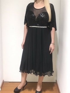 VESTIDO FALDA MIDI CON MANGA EFECTO CAPA CON BUSTO CORAZON PROFUNDO DE LENTEJUELA COMBINADO CON MICROTUL VIENE CON CINTURON DE STRASS