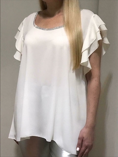 BLUSA DE GASA CON DOBLE VOLADO EN LAS MANGAS CON CUELLO DE STRASS ALREDEDOR - tienda online