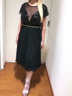 Imagen de VESTIDO POLLERA LARGO MIDI CON MANGAS SOMBRERO CON BUSTO DE LENTEJUELA COMBINADO CON MICROTUL Y VIENE CON CINTURON DE STRASS