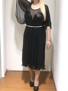 VESTIDO FALDA MIDI CON MANGA EFECTO CAPA CON BUSTO CORAZON PROFUNDO DE LENTEJUELA COMBINADO CON MICROTUL VIENE CON CINTURON DE STRASS - Samar Moda