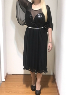 VESTIDO FALDA MIDI CON MANGA EFECTO CAPA CON BUSTO CORAZON PROFUNDO DE LENTEJUELA COMBINADO CON MICROTUL VIENE CON CINTURON DE STRASS en internet