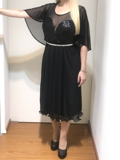 VESTIDO FALDA MIDI CON MANGA EFECTO CAPA CON BUSTO CORAZON PROFUNDO DE LENTEJUELA COMBINADO CON MICROTUL VIENE CON CINTURON DE STRASS