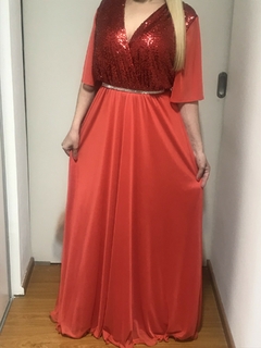 VESTIDO LARGO CRUZADO CON CINTURON DE STRASS BUSTO CON LENTEJUELAS Y MANGAS DE MICROTUL