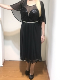 VESTIDO FALDA MIDI CON MANGA EFECTO CAPA CON BUSTO CORAZON PROFUNDO DE LENTEJUELA COMBINADO CON MICROTUL VIENE CON CINTURON DE STRASS - comprar online