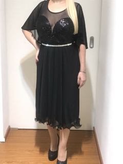 VESTIDO FALDA MIDI CON MANGA EFECTO CAPA CON BUSTO CORAZON PROFUNDO DE LENTEJUELA COMBINADO CON MICROTUL VIENE CON CINTURON DE STRASS