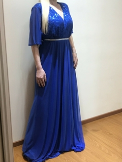 VESTIDO LARGO CRUZADO CON MANGA AL CODO DE MICROTUL, BUSTO DE LENTEJUELA, COMBINADO CON MICROTUL Y CINTURON DE STRASS