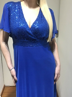 VESTIDO LARGO DE FIESTA CON BUSTO Y CINTURA DE LENTEJUELA. MODELO CRUZADO CON MANGAS DE MICROTUL