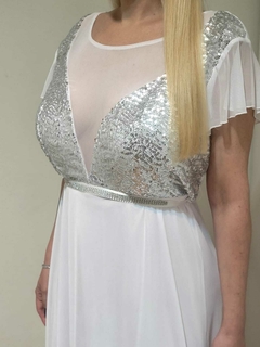 VESTIDO LARGO DE MICROTUL CON MANGAS BUSTO DE LENTEJUELA COMBINADO CON TRANSPARENCIAS Y VIENE CON CINTO DE STRASS - comprar online