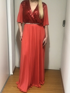 VESTIDO LARGO CRUZADO CON CINTURON DE STRASS BUSTO CON LENTEJUELAS Y MANGAS DE MICROTUL